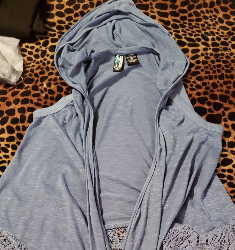 Hooded sleeveless top